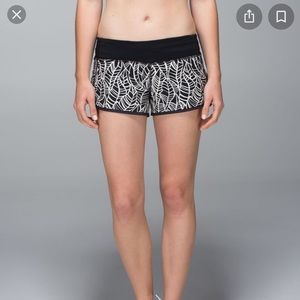 Black & white pretty palm lululemon speed shorts sz 6 (two way stretch)